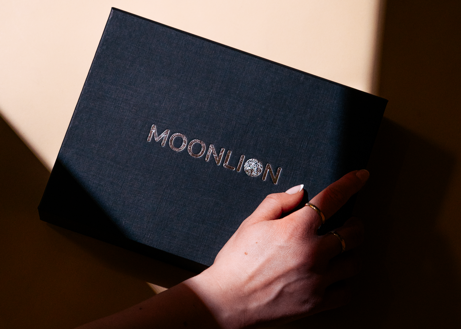 Hochwertige Verpackungsbox wird als Muster in der Hand gehalten