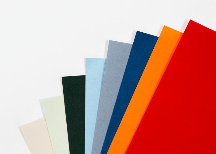 Auswahl hochwertiger farbiger Papiermaterialien für Verpackungen