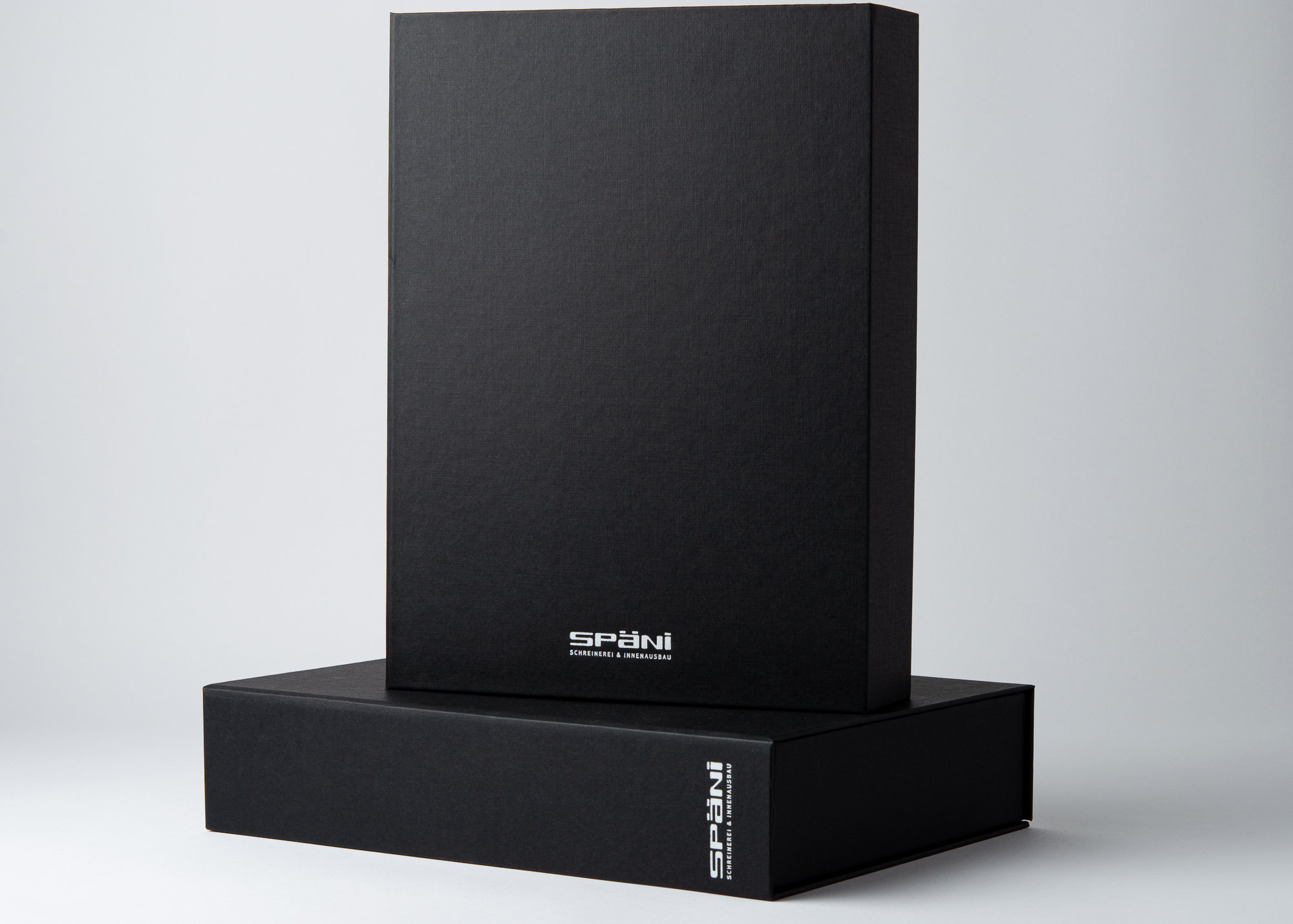 Mattschwarze FINELINEN-Magnetbox mit mattweißer Heißfolienprägung