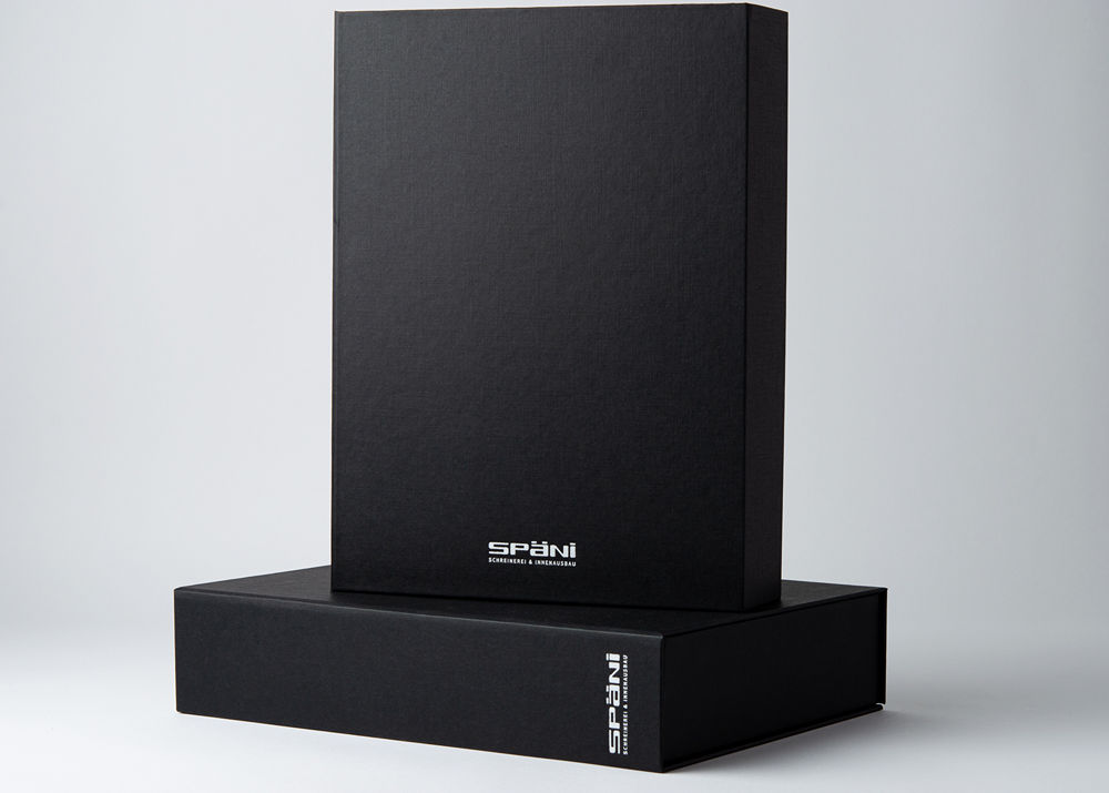 Mattschwarze FINELINEN-Magnetbox mit mattweißer Heißfolienprägung