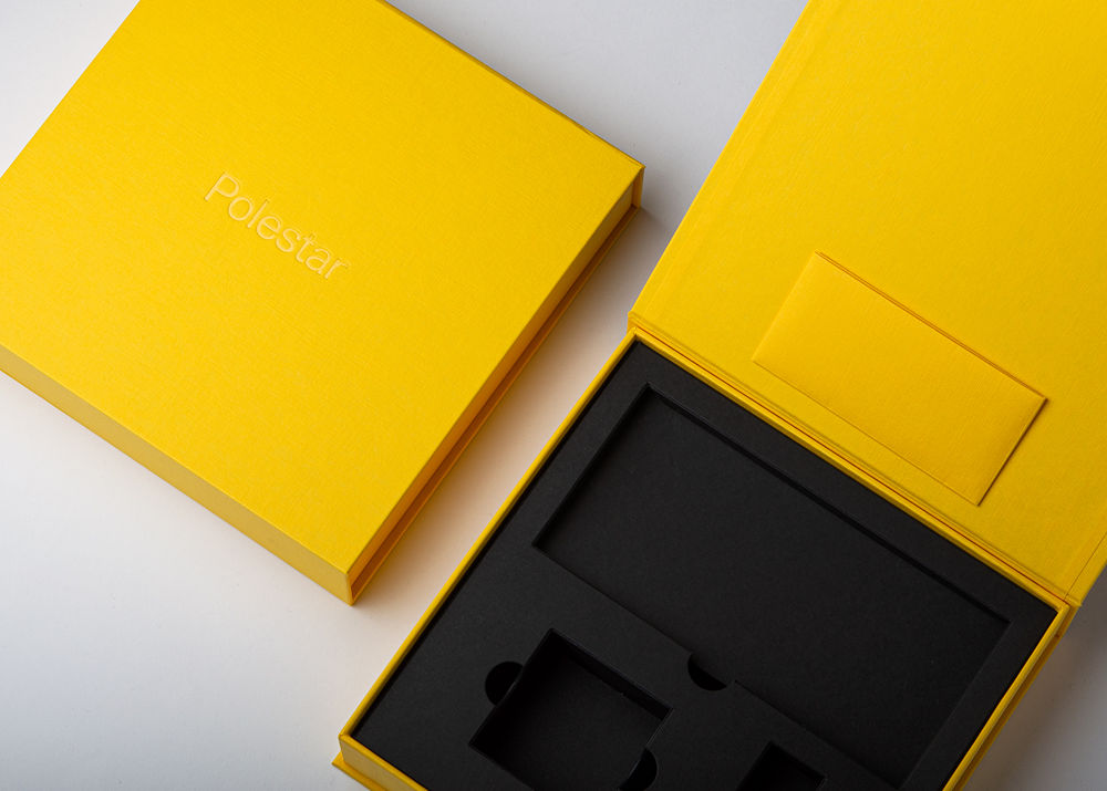 Goldgelbe FINELINEN-Magnetbox mit transparenter Heißfolienprägung und Kartoninlay