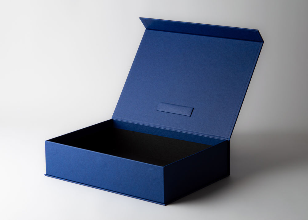 Geöffnete blaue Magnetbox mit schwarzem Innenraum und Visitenkartenfach im Deckel