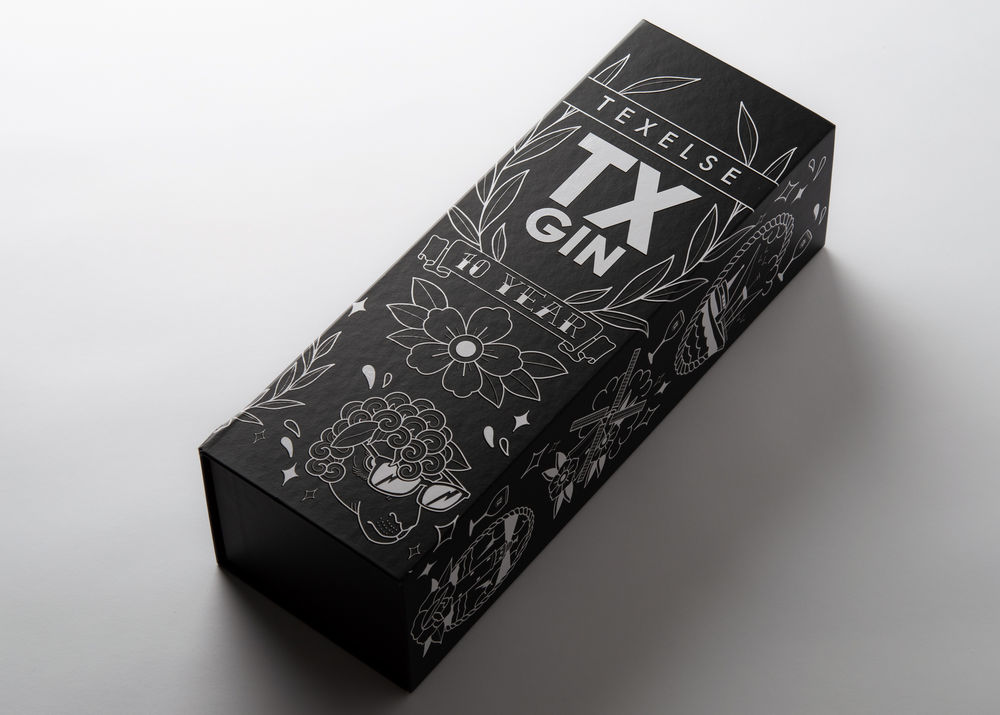 Schwarze Gin-Verpackung mit weißen Tattoo-Illustrationen auf Deckel und Seiten