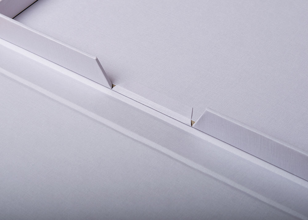 Detail einer hellen Magnetbox mit Faltkonstruktion