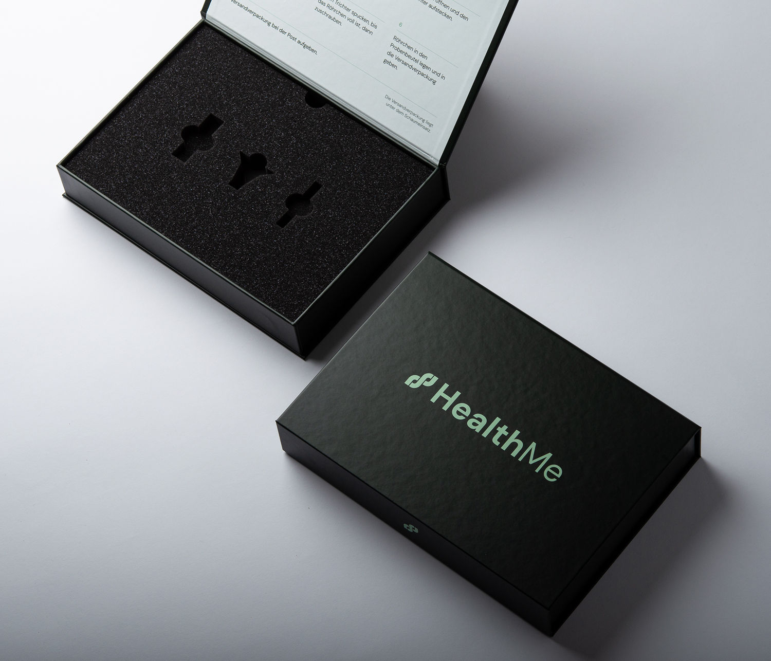 Geöffnete schwarze HealthMe-Magnetbox mit passgenauem Schaumstoff-Inlay