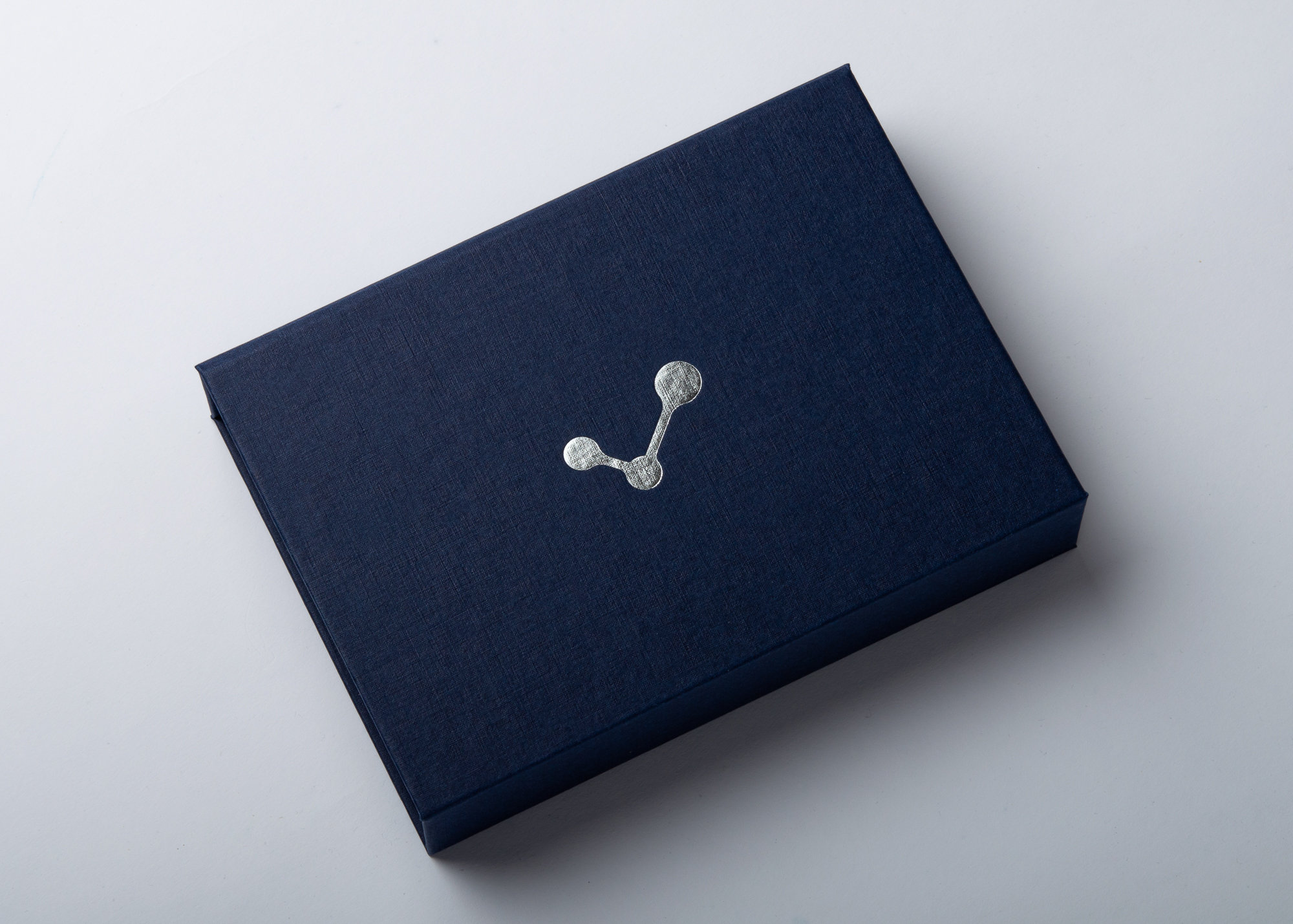 Geschlossene Magnetbox mit FINELINEN-Bezug in Pariserblau von oben