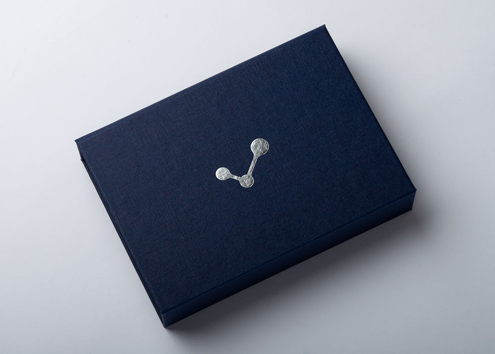 Geschlossene Magnetbox mit FINELINEN-Bezug in Pariserblau von oben