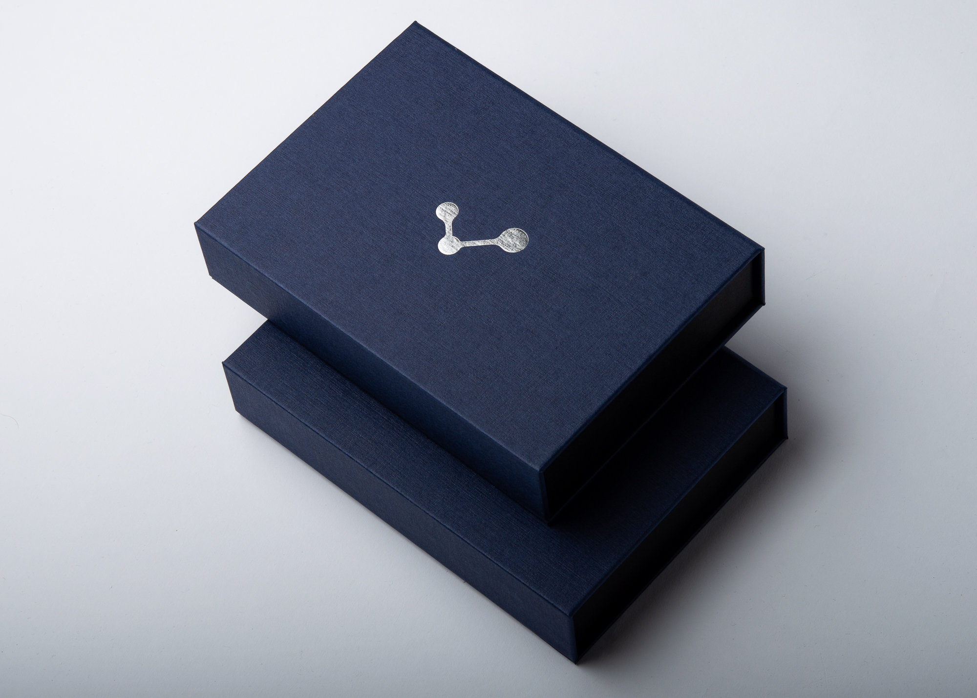 Zwei übereinanderliegende blaue Magnetboxen