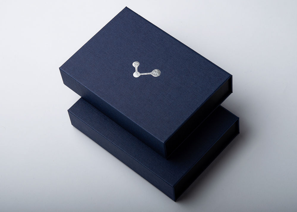Zwei übereinanderliegende blaue Magnetboxen
