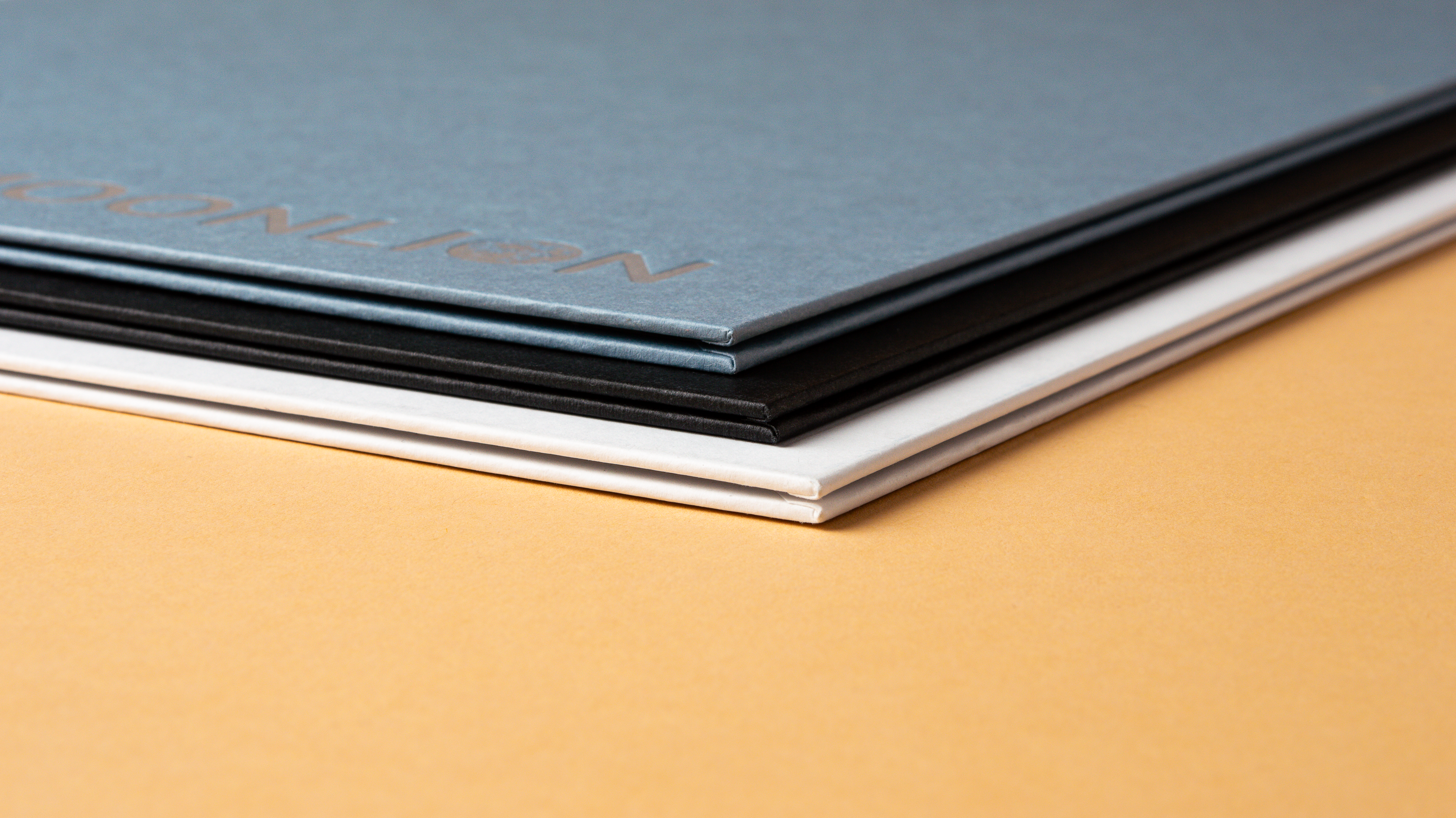 Detailaufnahme der Materialstärke einer Urkundenmappe