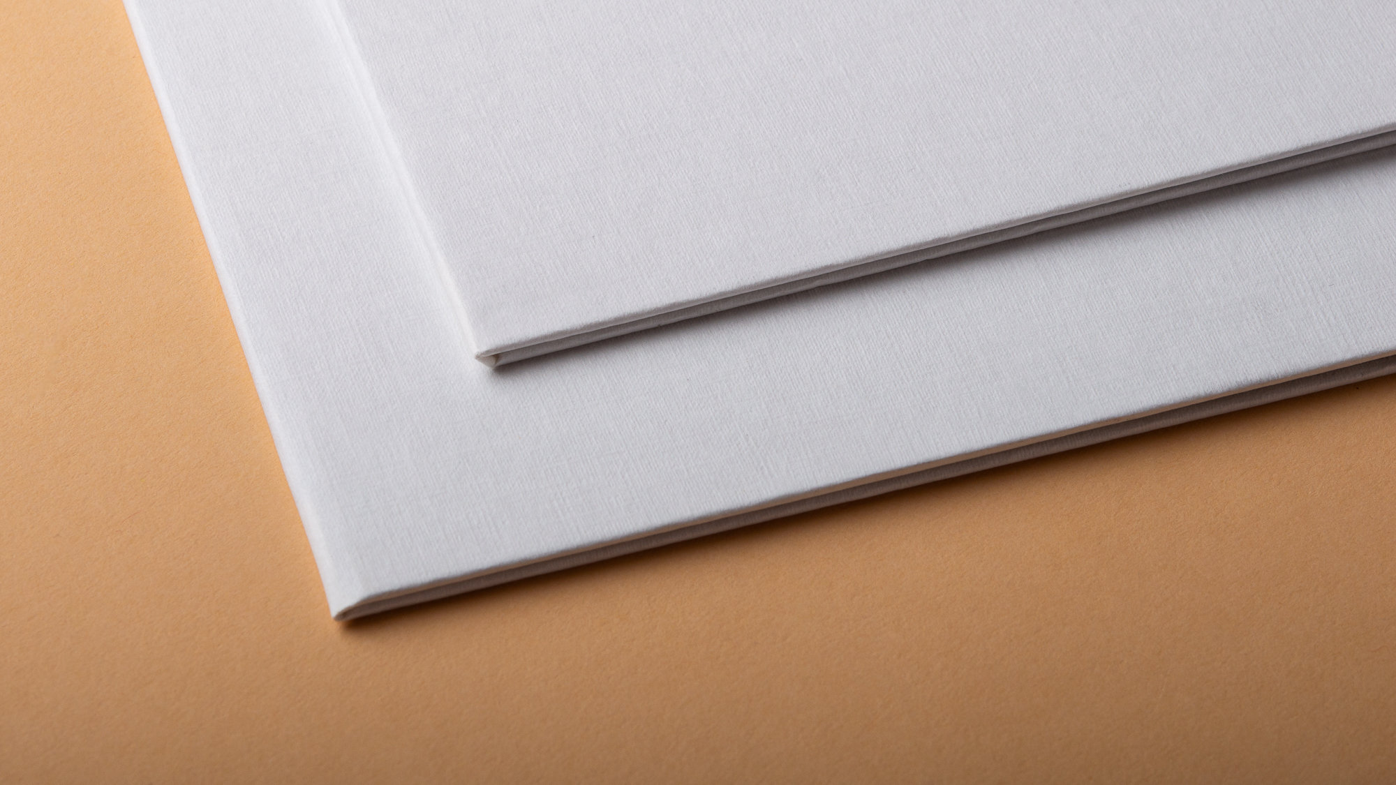 Detailaufnahme der Materialstärke einer Urkundenmappe