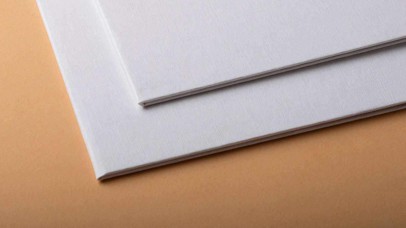 Detailaufnahme der Materialstärke einer Urkundenmappe
