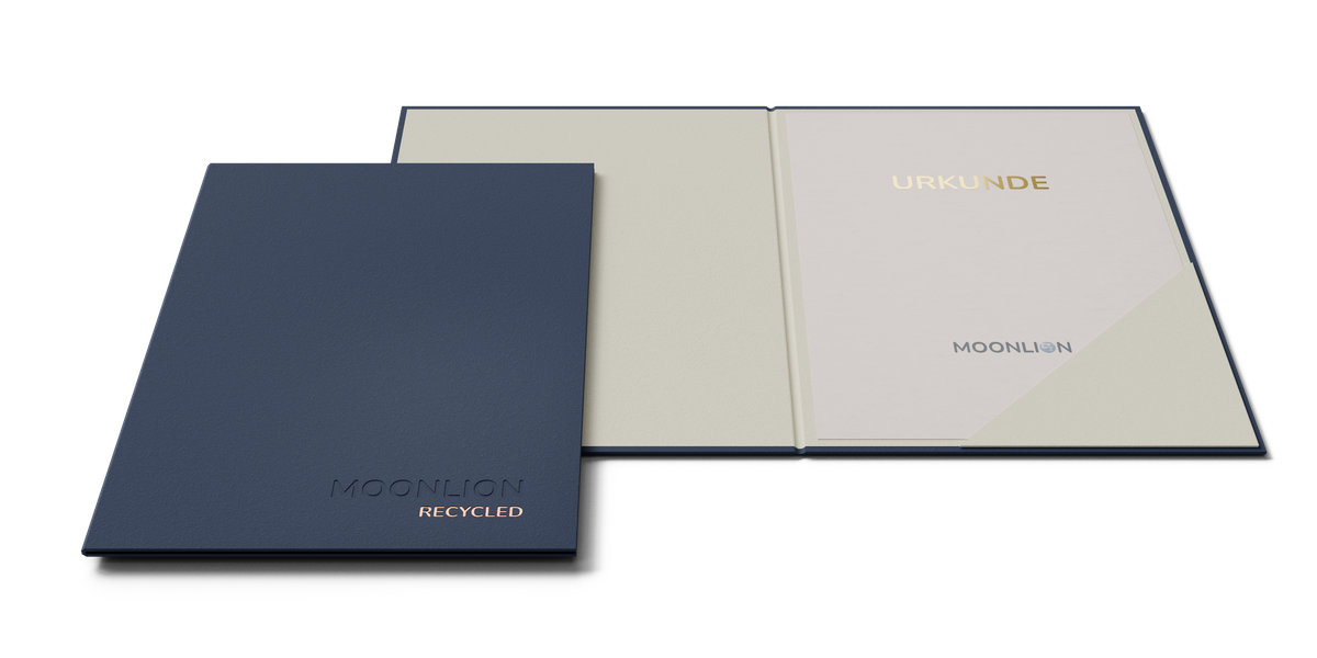 Blaue Urkundenmappe mit Eckfach, Blindprägung und Heißfolienprägung.