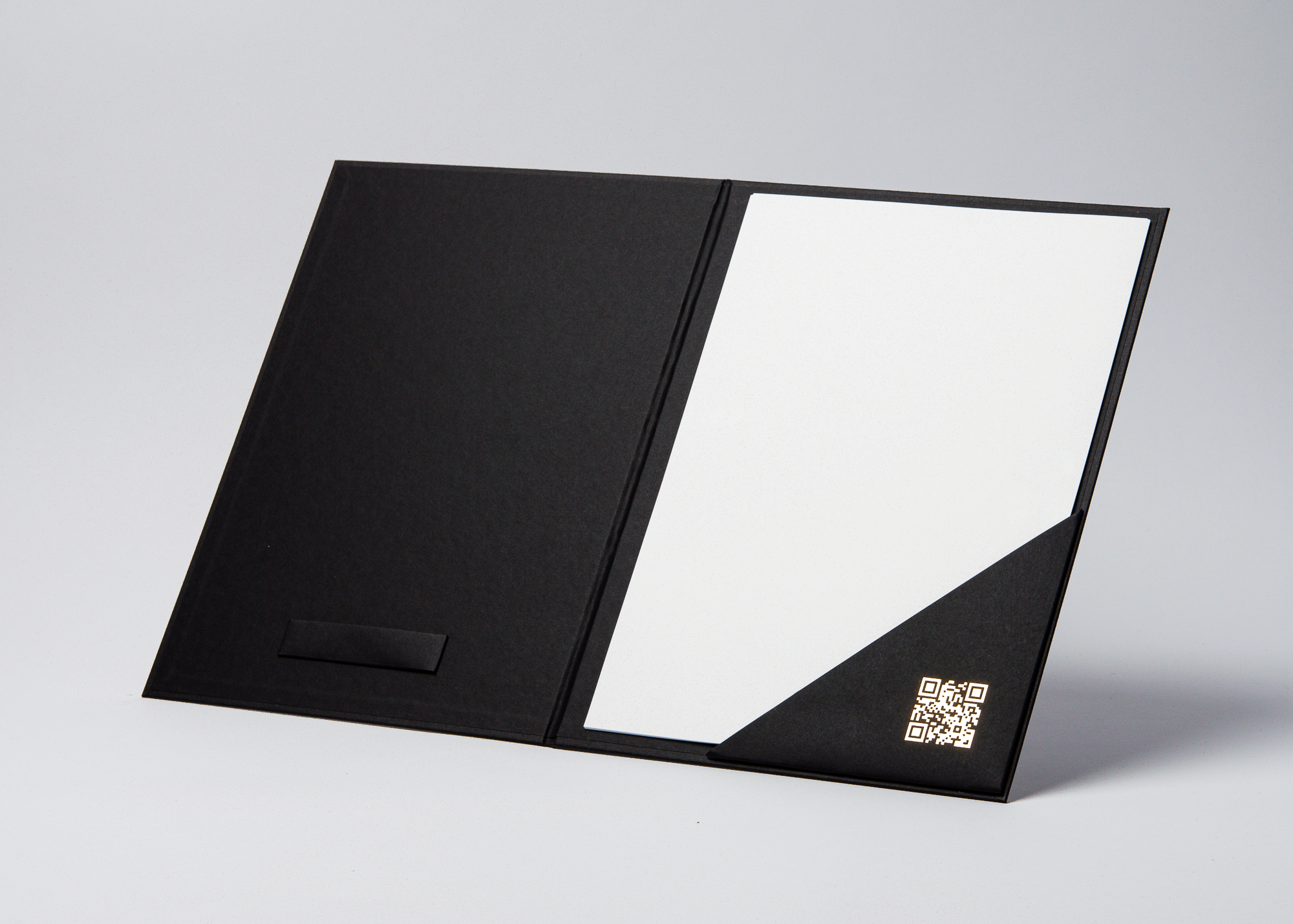 Urkundenmappen in tiefem Schwarz