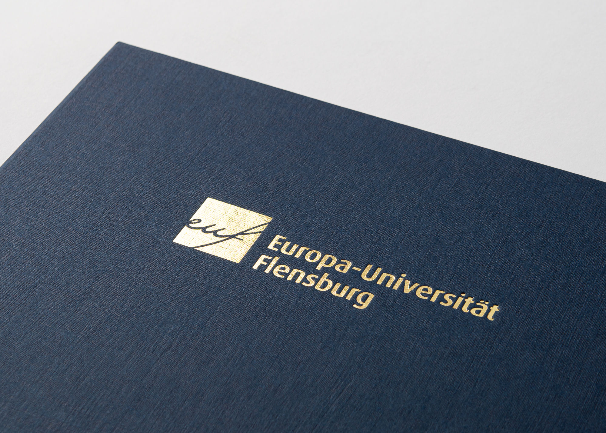 Urkundenmappen für akademische Ehrungen in abgestimmten Farben