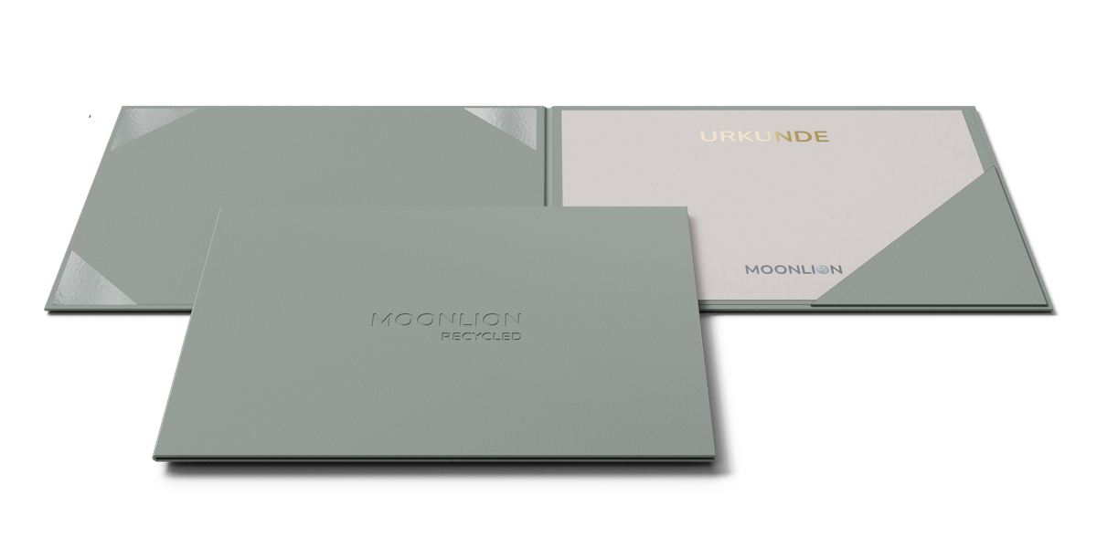 Mintfarbene Zertifikatsmappe: links mit vier transparenten Ecktaschen, rechts mit Eckfach. Außen mit Blindprägung veredelt.