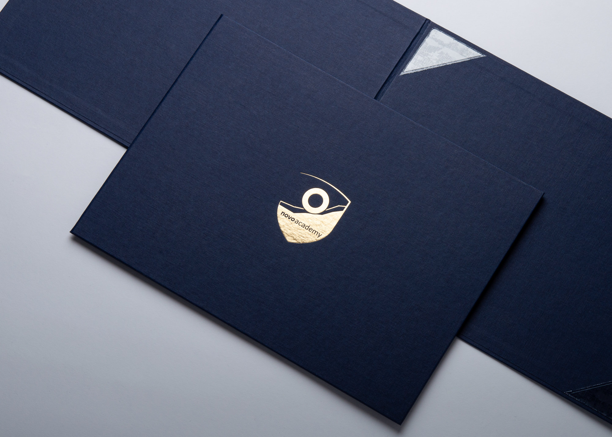 Blaue Urkundenmappe mit goldener Logoprägung