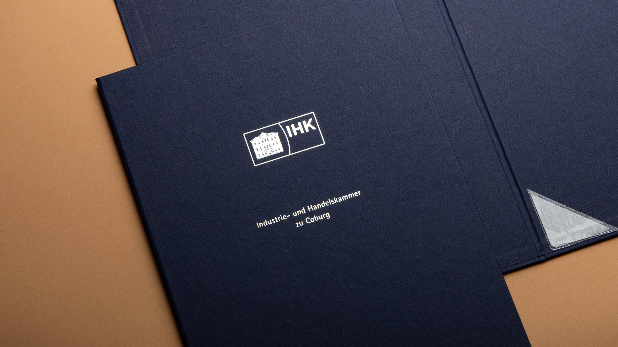 Detailansicht einer veredelten Urkundenmappe
