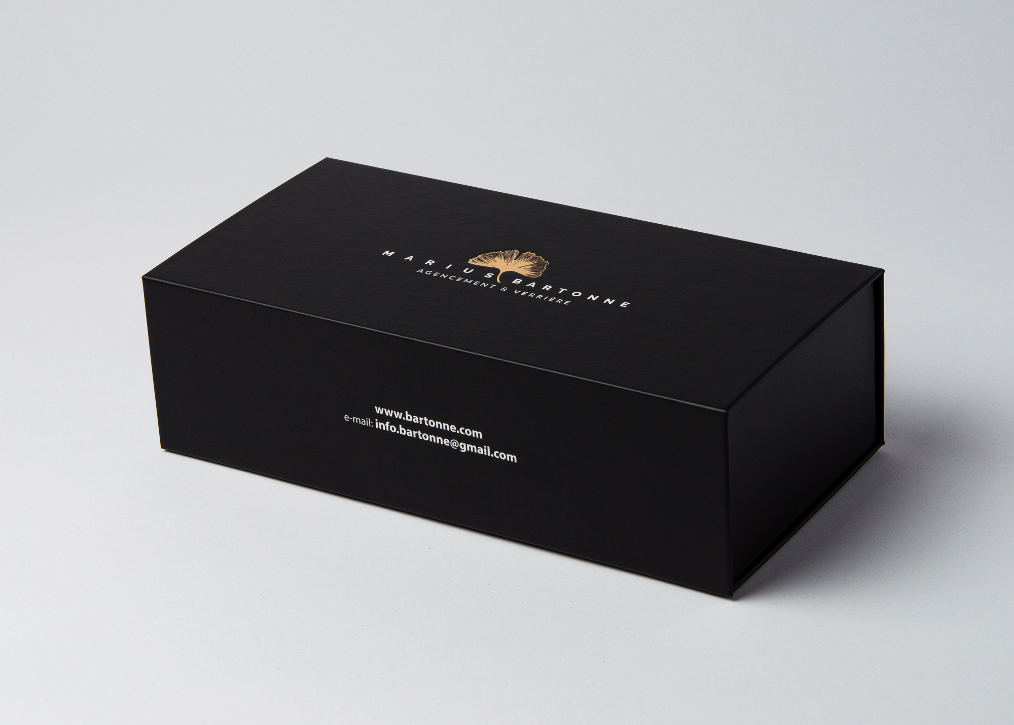 Dunkle Produktverpackung im hochwertigen Design