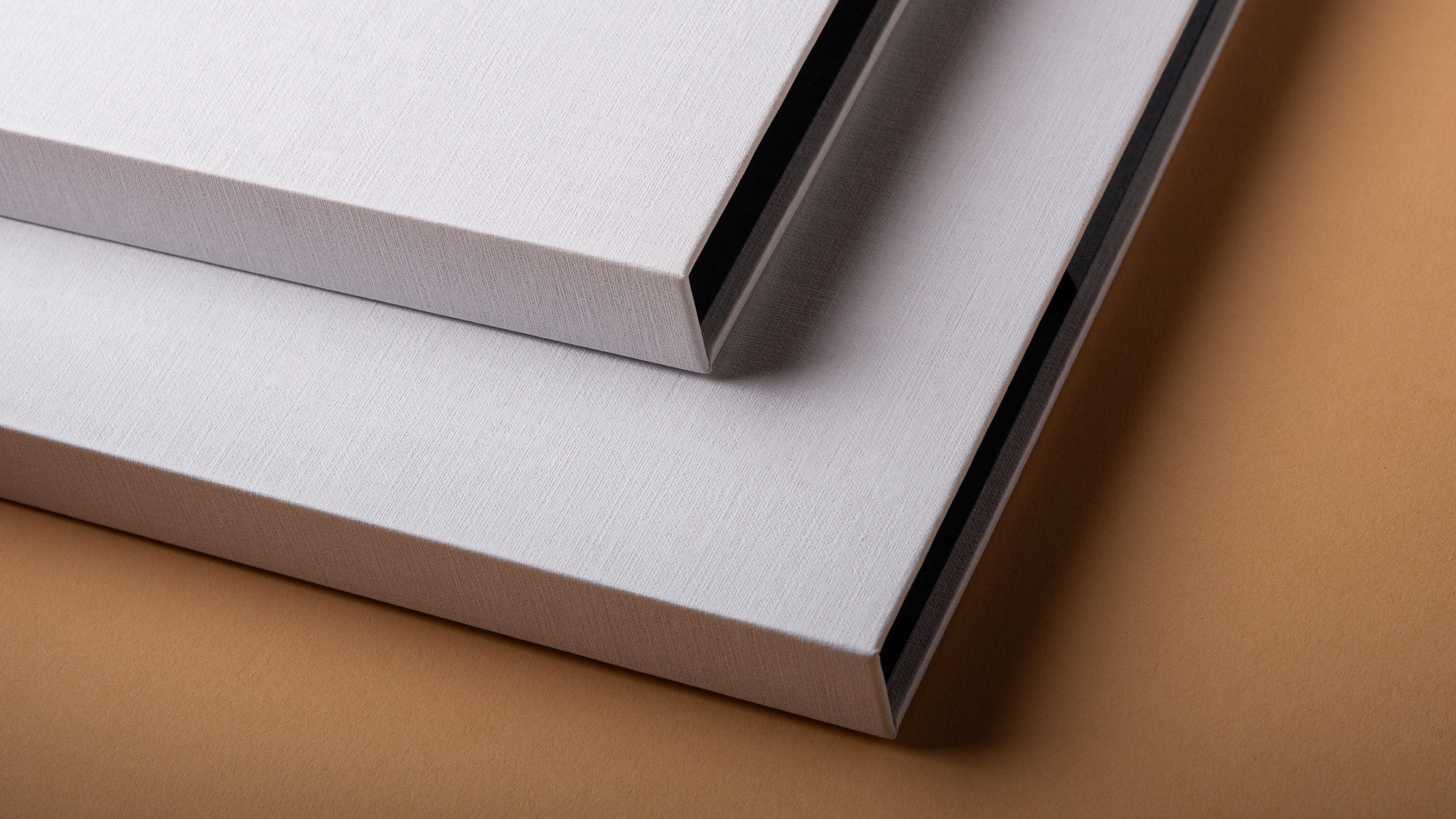 Detailaufnahme der Materialstärke einer Präsentationsmappe