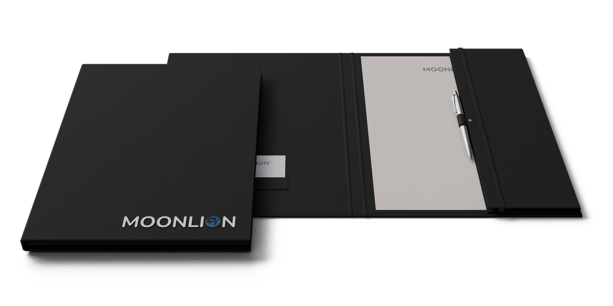 Schwarze Präsentationsmappe mit vertikalem Ablagefach, Stiftehalterung und Visitenkartenfach.