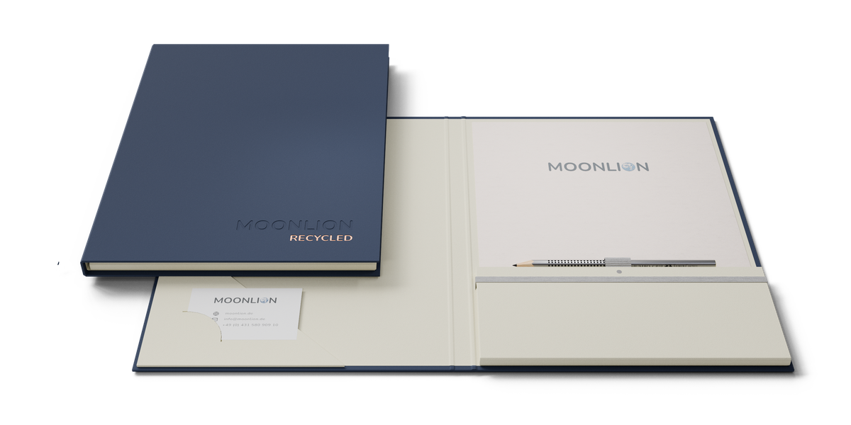 Zweifarbige Präsentationsmappe in Blau und Vanille mit Prägungen, zwei Ablagefächern, Stiftehalterung und Visitenkartenschlitz.