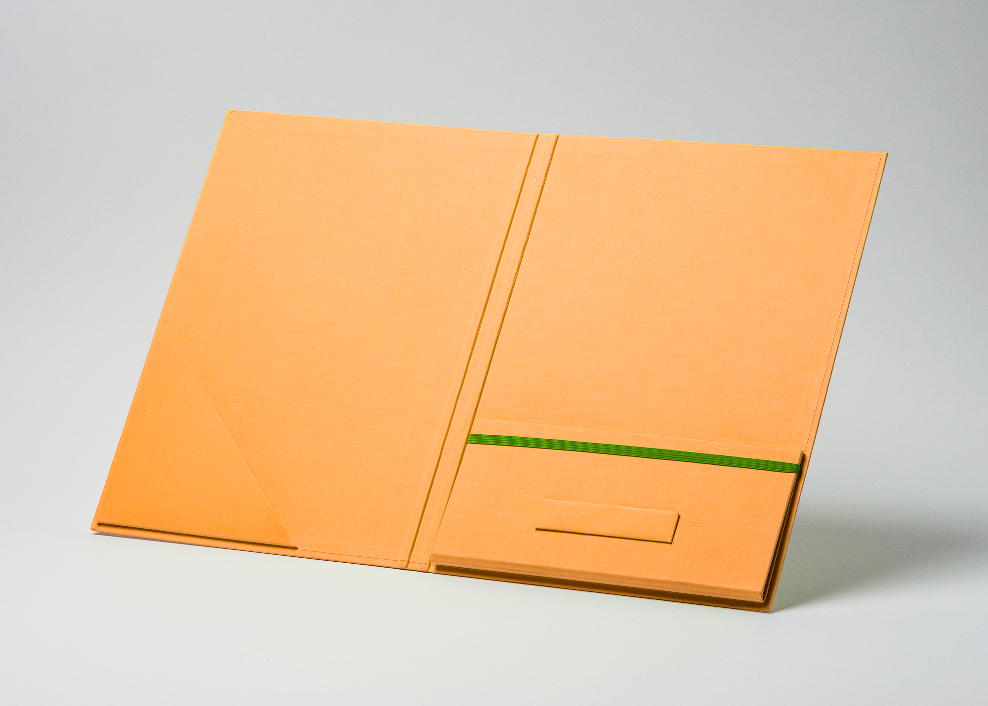 Präsentationsmappe mit farbigen Gummizügen und Ablagefach