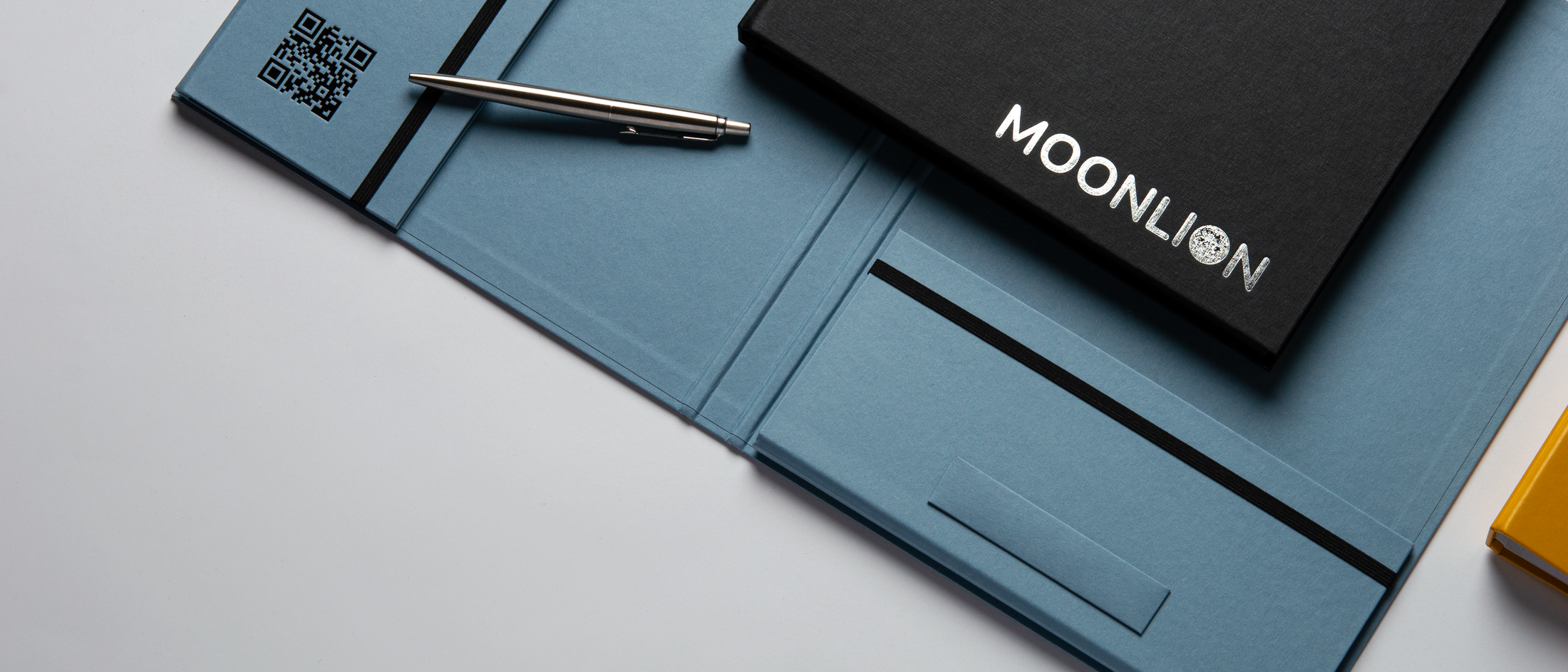 Detailaufnahme einer hochwertigen Präsentationsmappe mit Heißfolienprägung, Innenfächern und Visitenkartenfach.