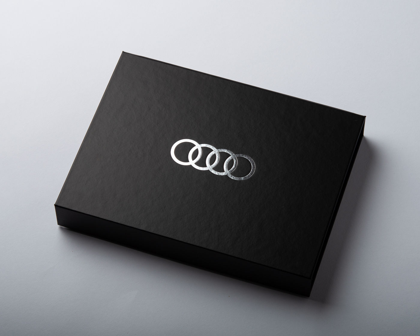 Produktverpackung aus OFFSET in Schwarz mit silberner Heißfolienprägung und Schauminlay