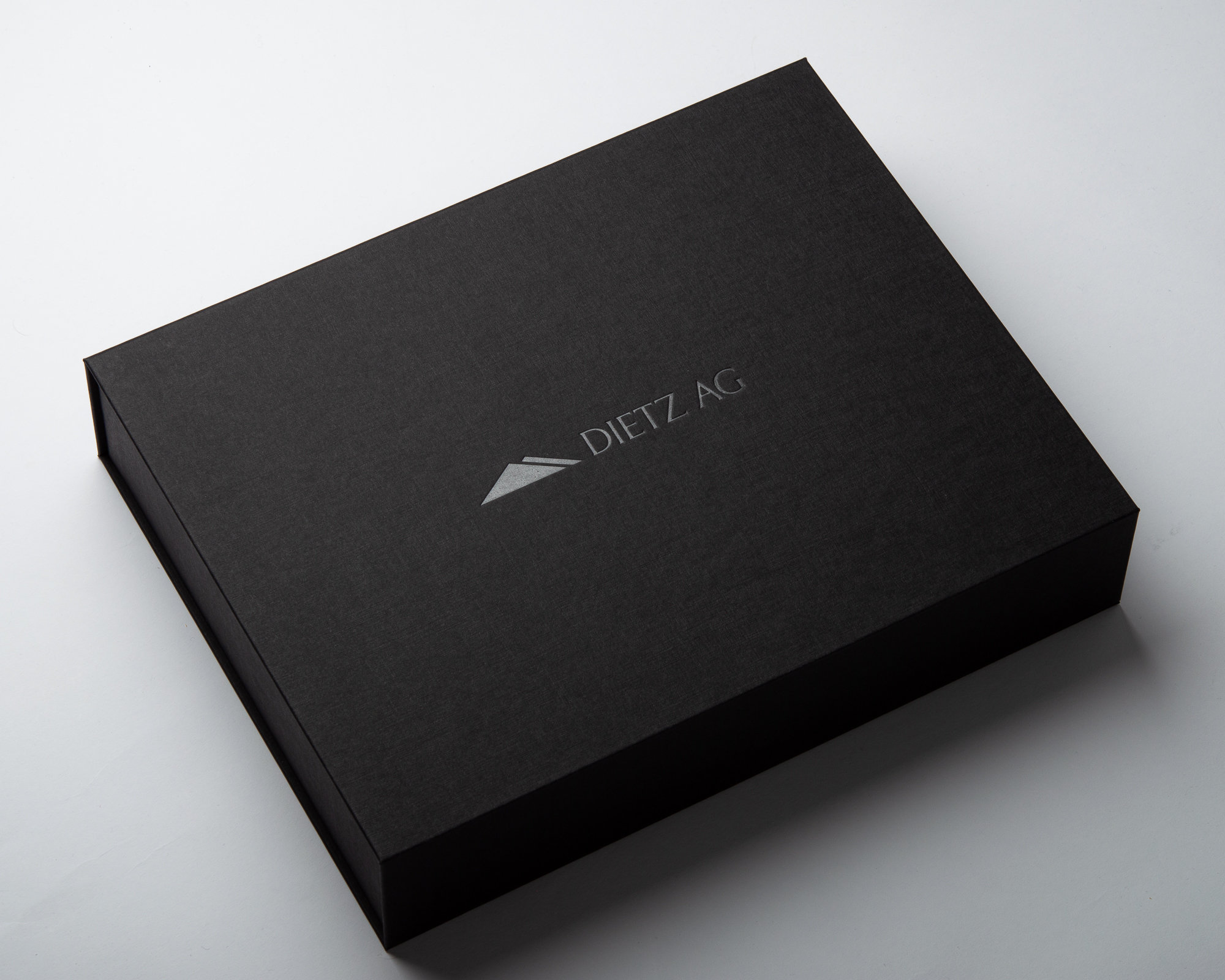 Produktverpackung aus FINELINEN in Schwarz mit transparenter Heißfolienprägung und Ablagefach