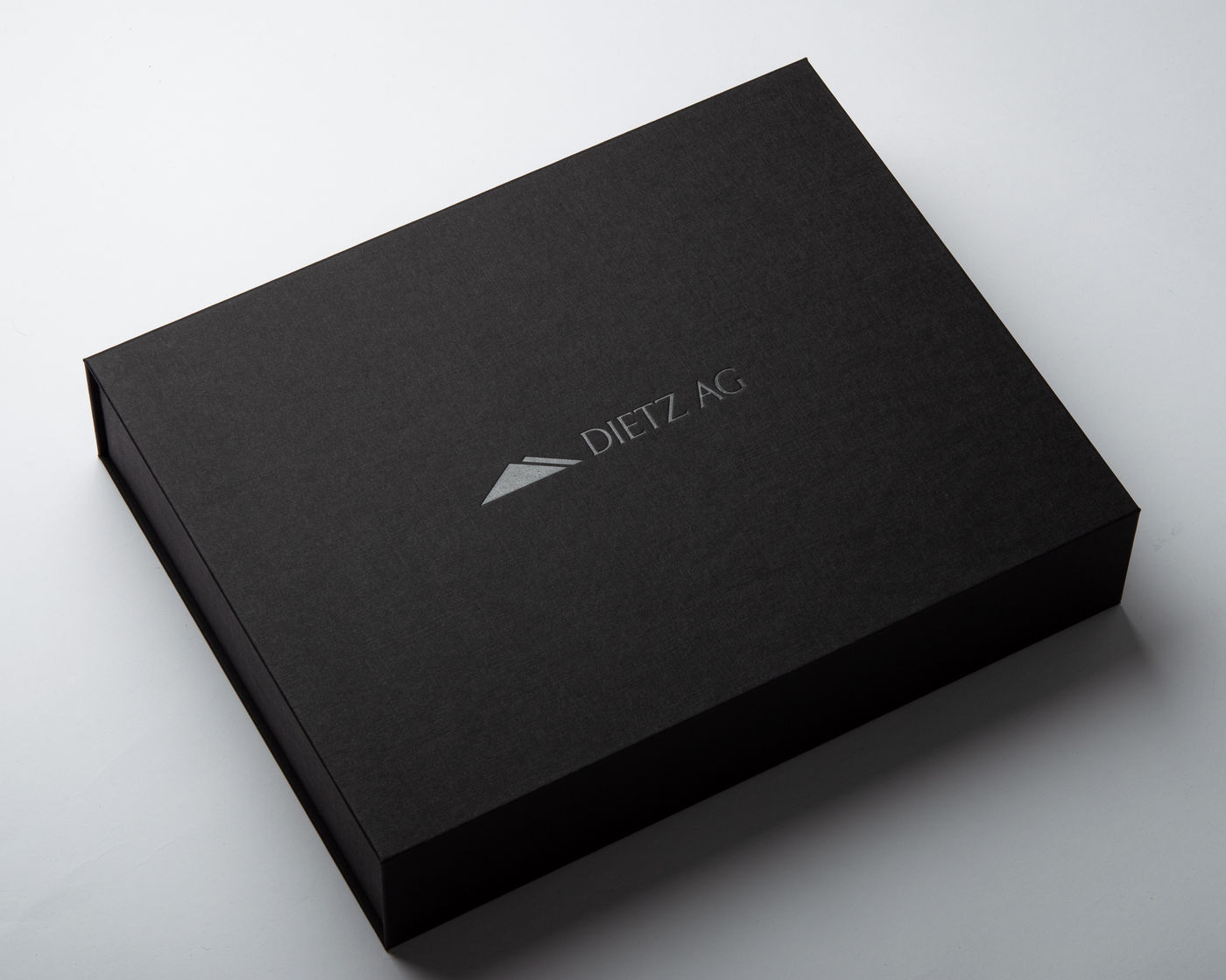 Produktverpackung aus FINELINEN in Schwarz mit transparenter Heißfolienprägung und Ablagefach