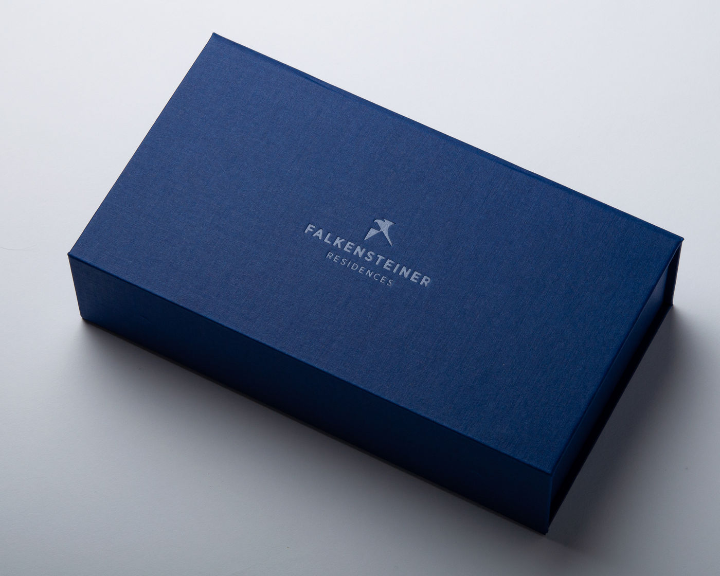 Kollektion aus FINELINEN in Blueberry mit transparenter Heißfolienprägung, Kartoninlay und Ablagefächern