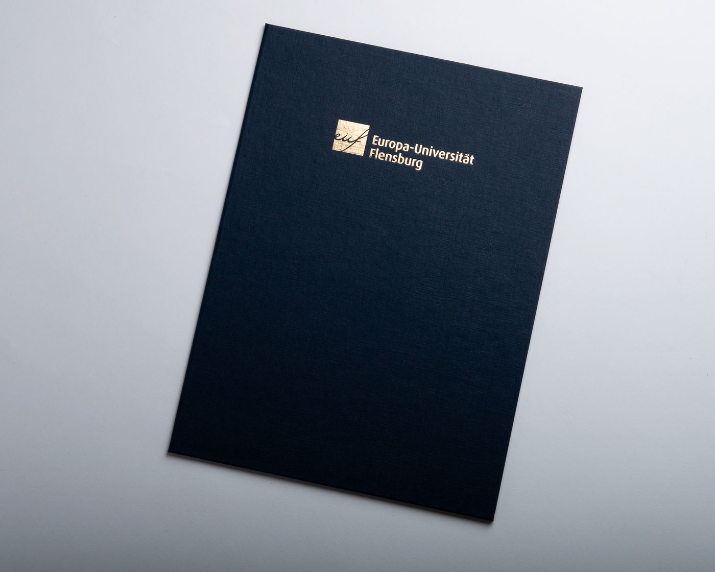 Urkundenmappe aus FINELINEN in Pariserblau mit goldener Heißfolienprägung und transparenten Ecktaschen
