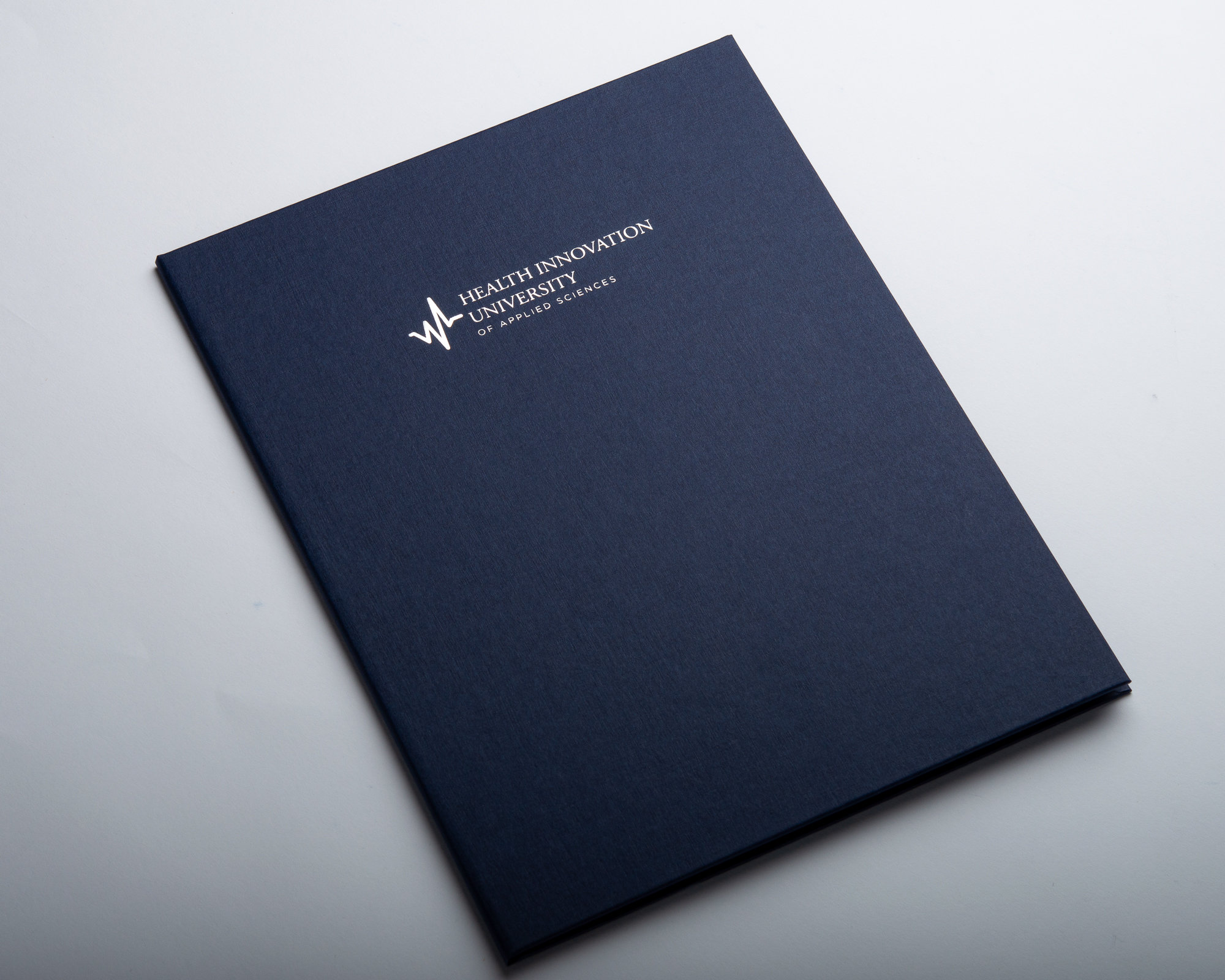 Dunkelblaue Urkundenmappe aus FINELINEN mit silberner Heißfolienprägung und zwei Eckfächern