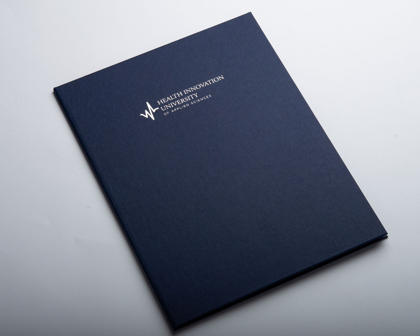 Dunkelblaue Urkundenmappe aus FINELINEN mit silberner Heißfolienprägung und zwei Eckfächern