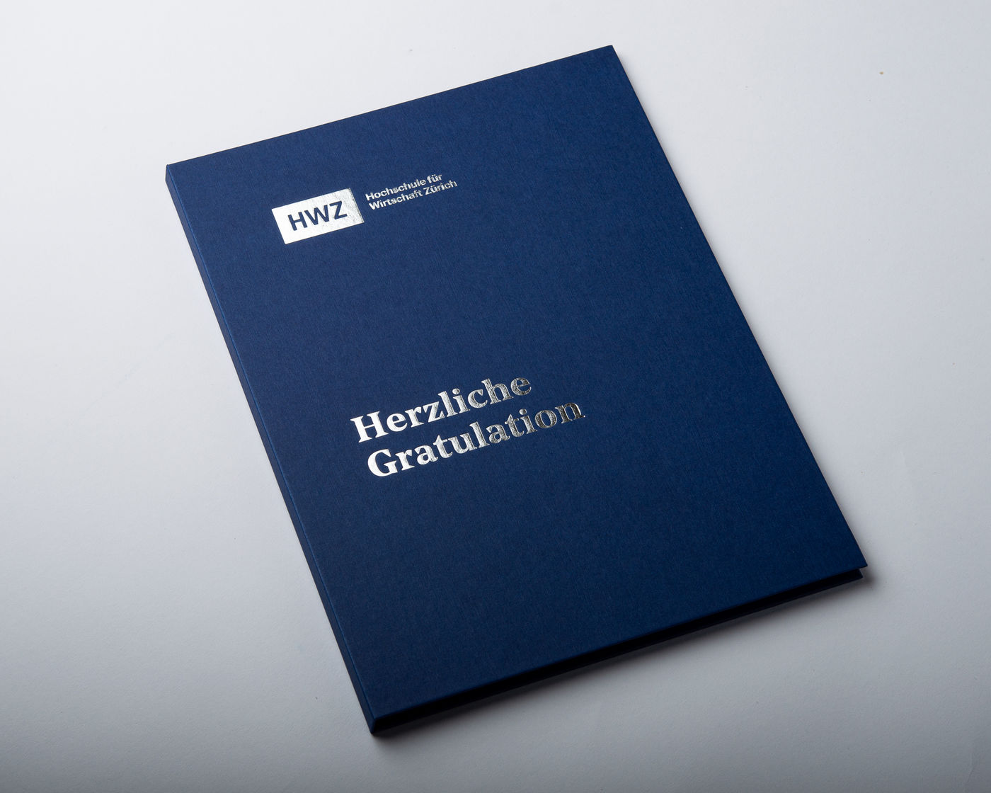 Urkundenmappe aus FINELINEN in Blueberry mit silberner Heißfolienprägung und Ablagefach