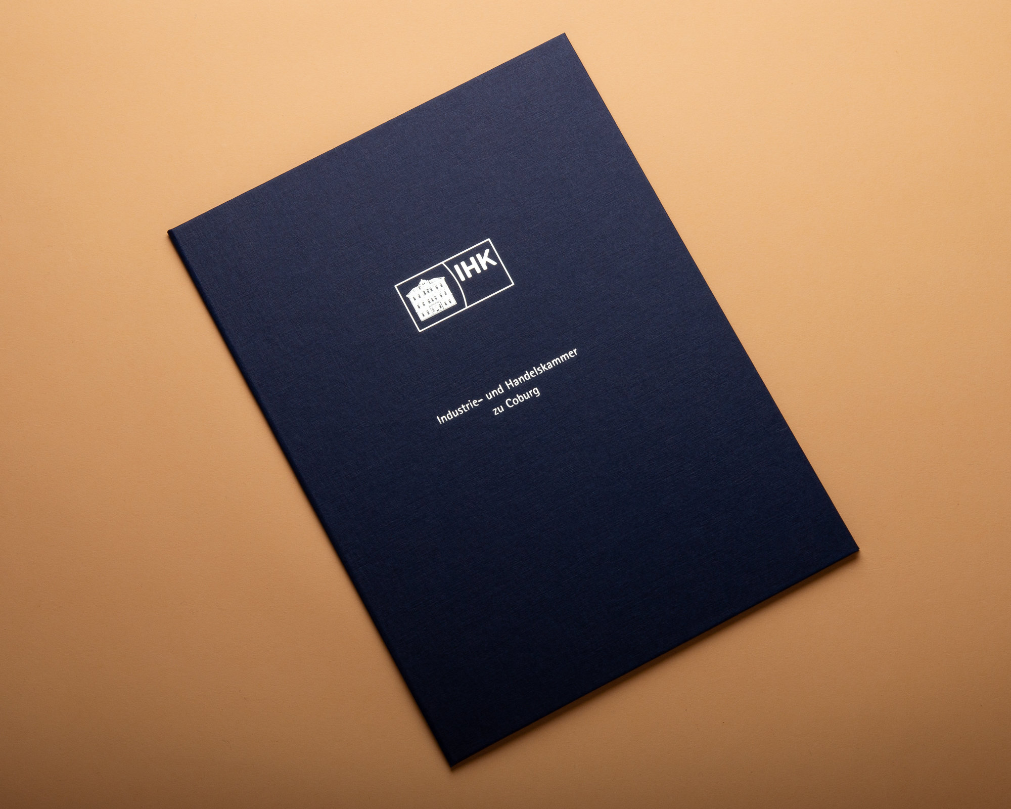 Dunkelblaue Urkundenmappe aus FINELINEN mit silberner Heißfolienprägung und transparenten Ecktaschen