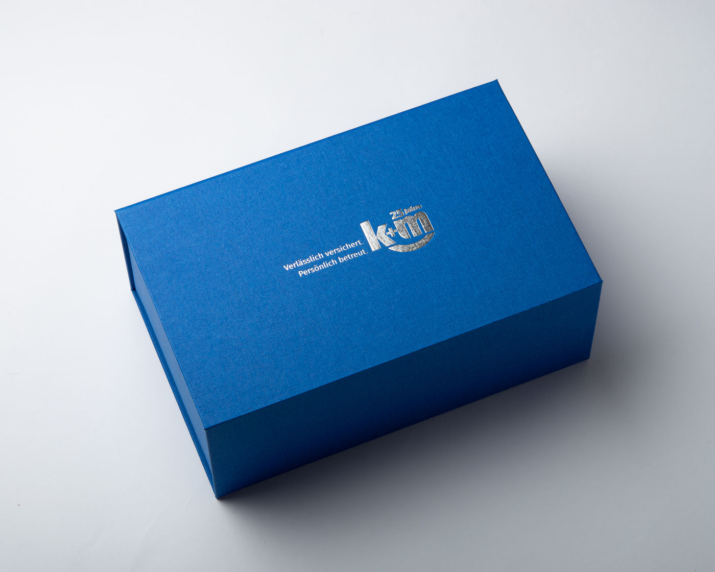 Produktverpackung aus FINELINEN in Atlantikblau mit silberner Heißfolienprägung und Ablagefach