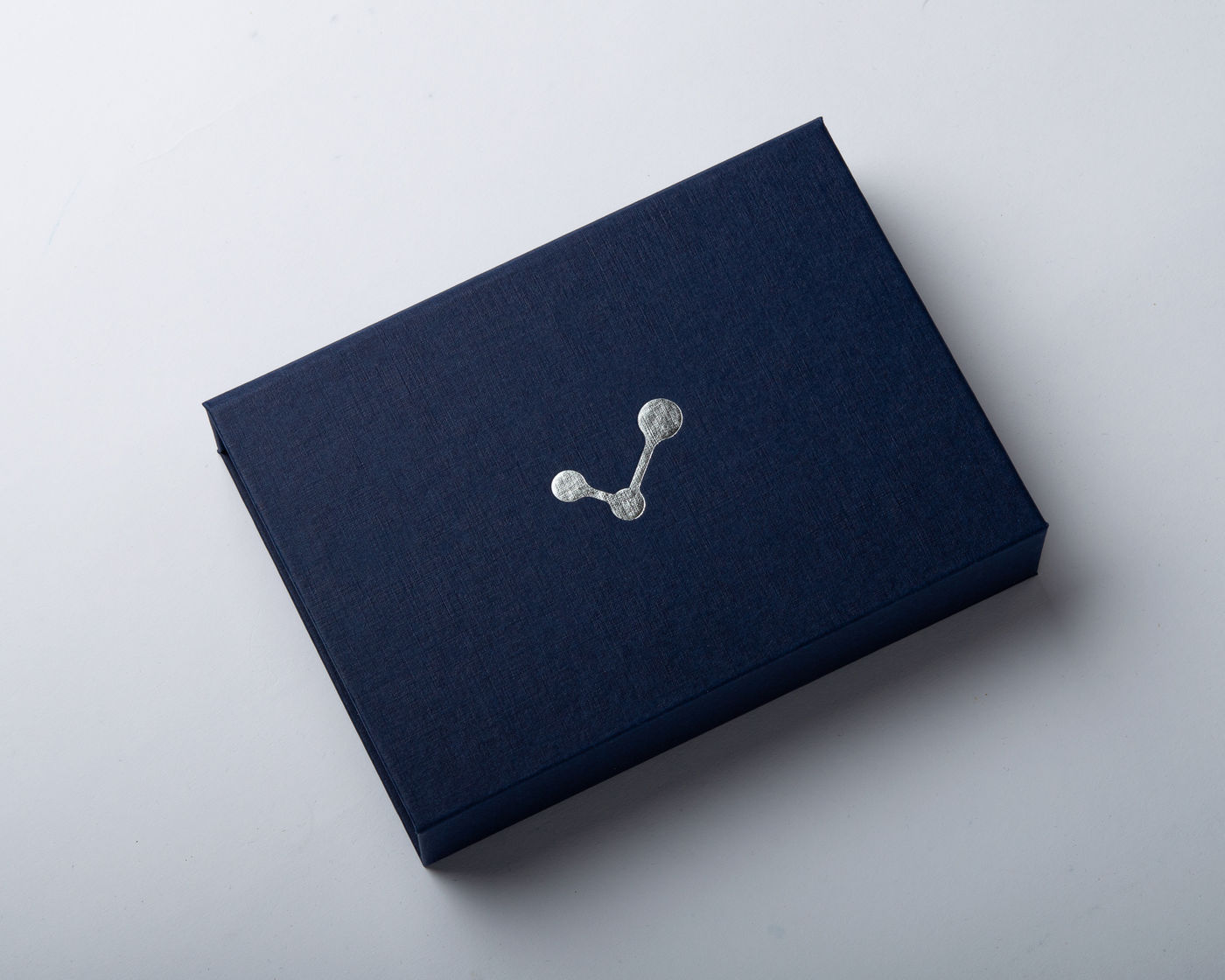 Magnetbox aus FINELINEN in Pariserblau mit schwarzem Kartoninlay und silberner Heißfolienprägung
