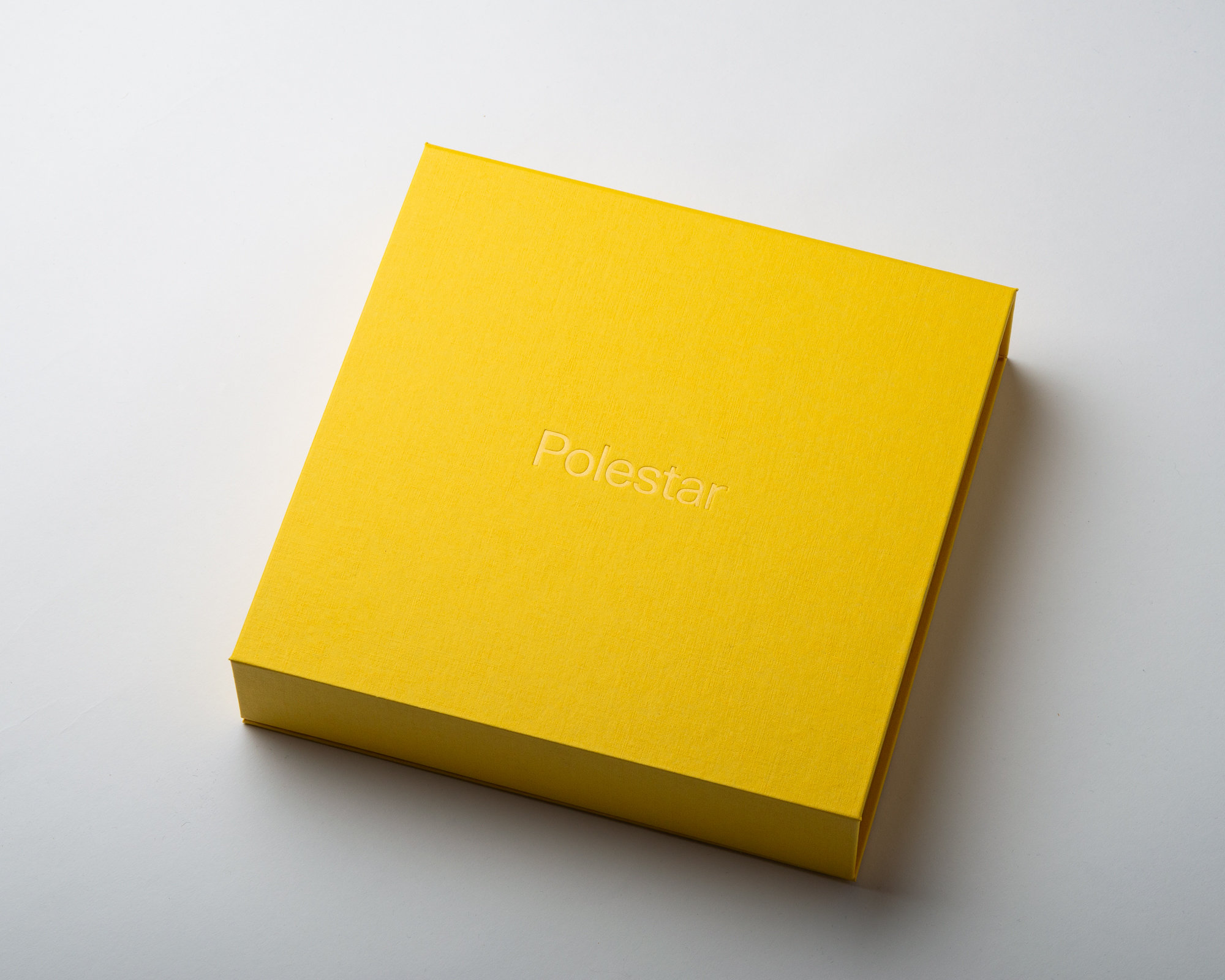 Produktverpackung aus FINELINEN in Goldgelb mit transparenter Heißfolienprägung, Kartoninlay und Ablagefach