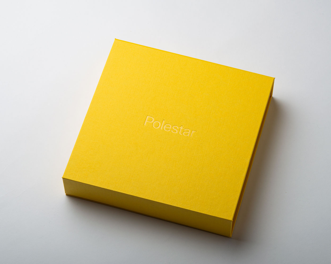 Produktverpackung aus FINELINEN in Goldgelb mit transparenter Heißfolienprägung, Kartoninlay und Ablagefach